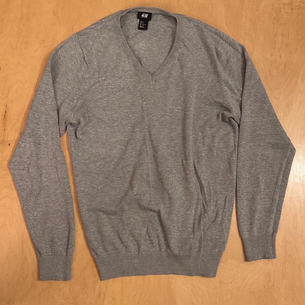 H&M Men's V-Neck Sweater in Gray
